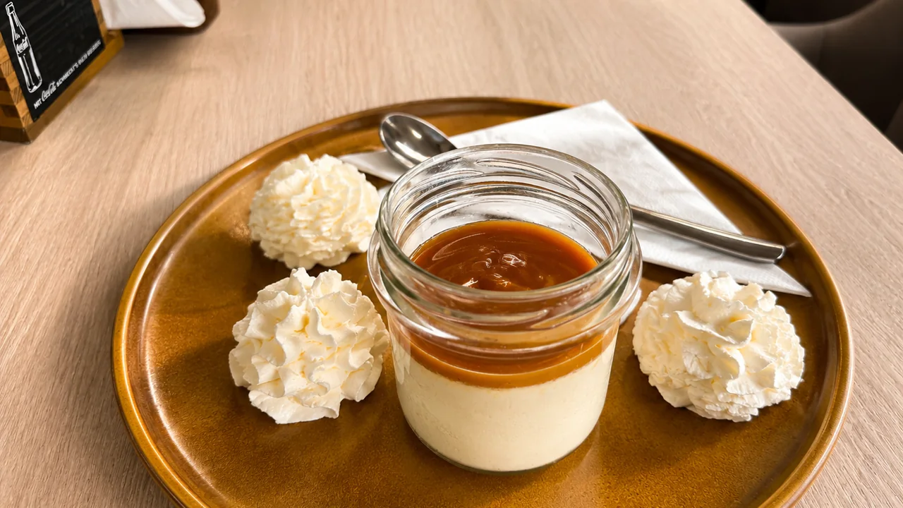 Cremedessert mit Salzkaramell im Glas und Sahnetupfen